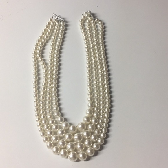 Jewelry - Pearl necklace